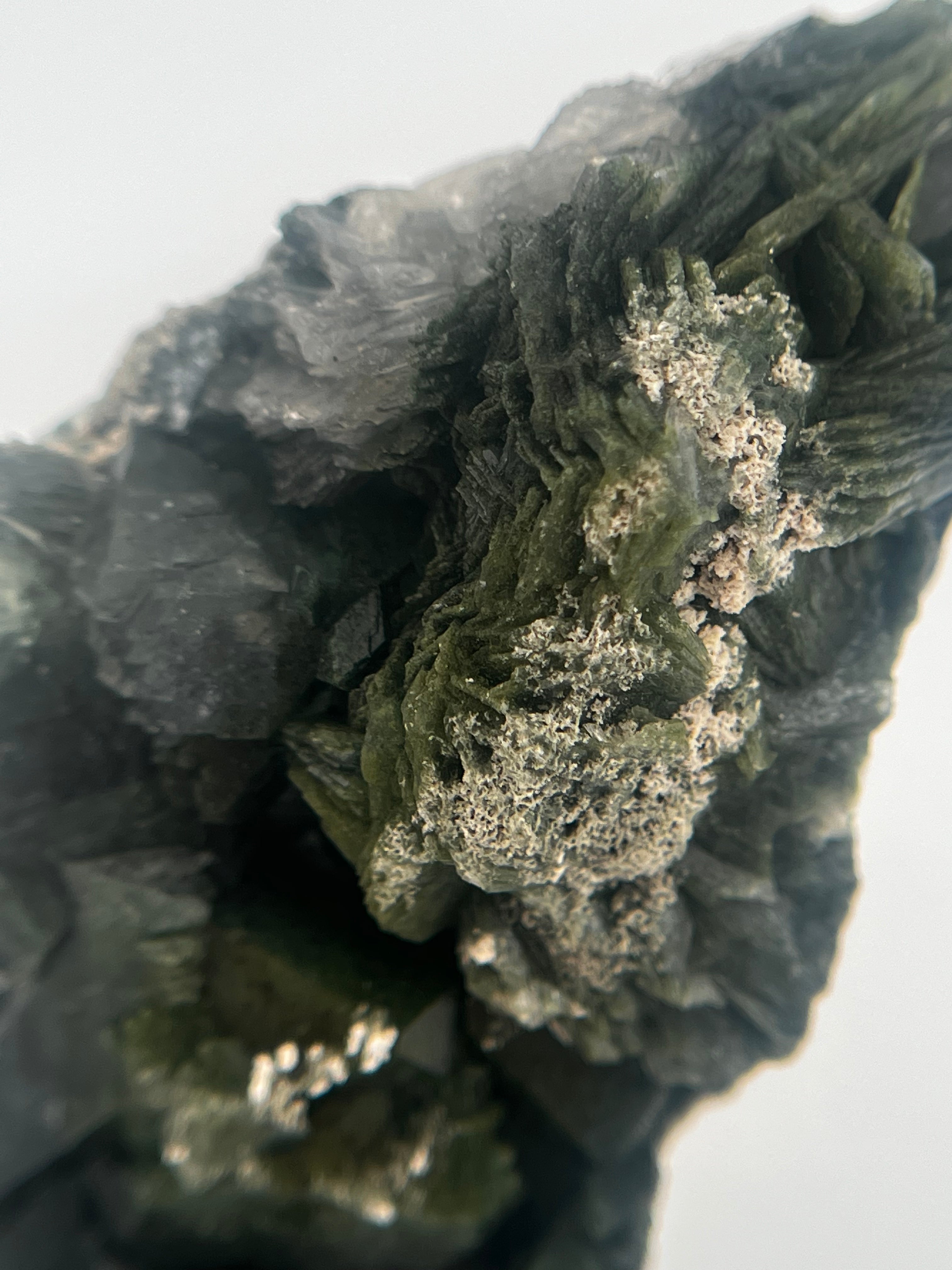 Mossy Green Heulandite  |  82 (g)